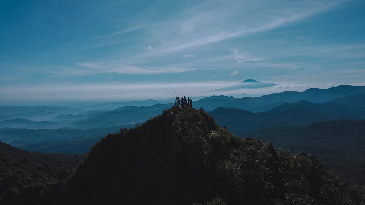 sonnycau's tweet photo. apa yang kamu cari di ketinggian?
pelarian dari hati yang dikecewakan?
atau pelipur luka yang belum bisa disembuhkan? https://t.co/nGBAcsXhBC