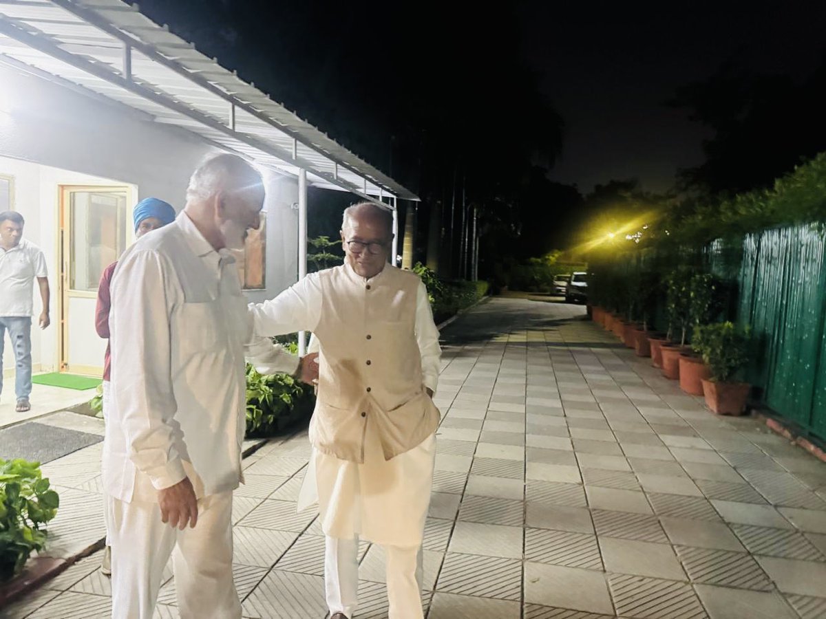 “Met stalwart Congress Leader &amp; former Chief Minister Shri <a href="/digvijaya_28/">Digvijaya Singh</a> Ji at New Delhi. Had a warm discussion on strengthening the Congress party and the prevailing political situation.” 
#RahulGandhi #DigvijaySingh #gmsaroori #saroori #JammuAndKashmir #Congress