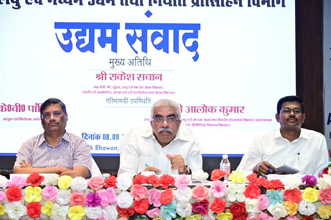IasAlok's tweet photo. कानपुर में Indian Industries Association (IIA) के तत्वावधान में आयोजित उद्यम संवाद में निर्यातकों के साथ बैठक की।

बैठक के दौरान निर्यातकों ने टैरिफ से जुड़ी चुनौतियों पर अपने विचार साझा किए। उत्तर प्रदेश सरकार इस विषय पर गंभीर चिंतन कर रही है और हम सभी संभावित उपायों पर कार्य कर रहे हैं ताकि निर्यातकों को ठोस मदद मिल सके और उनका योगदान प्रदेश की अर्थव्यवस्था को और मजबूत करे।

हमारा लक्ष्य है कि उद्यमियों और निर्यातकों की आवाज़ सीधे नीति-निर्माण में सुनी जाए और Ease of Doing Business को और आगे बढ़ाया जाए।

#UttarPradesh #Exports #EaseOfDoingBusiness #IIA #Entrepreneurship