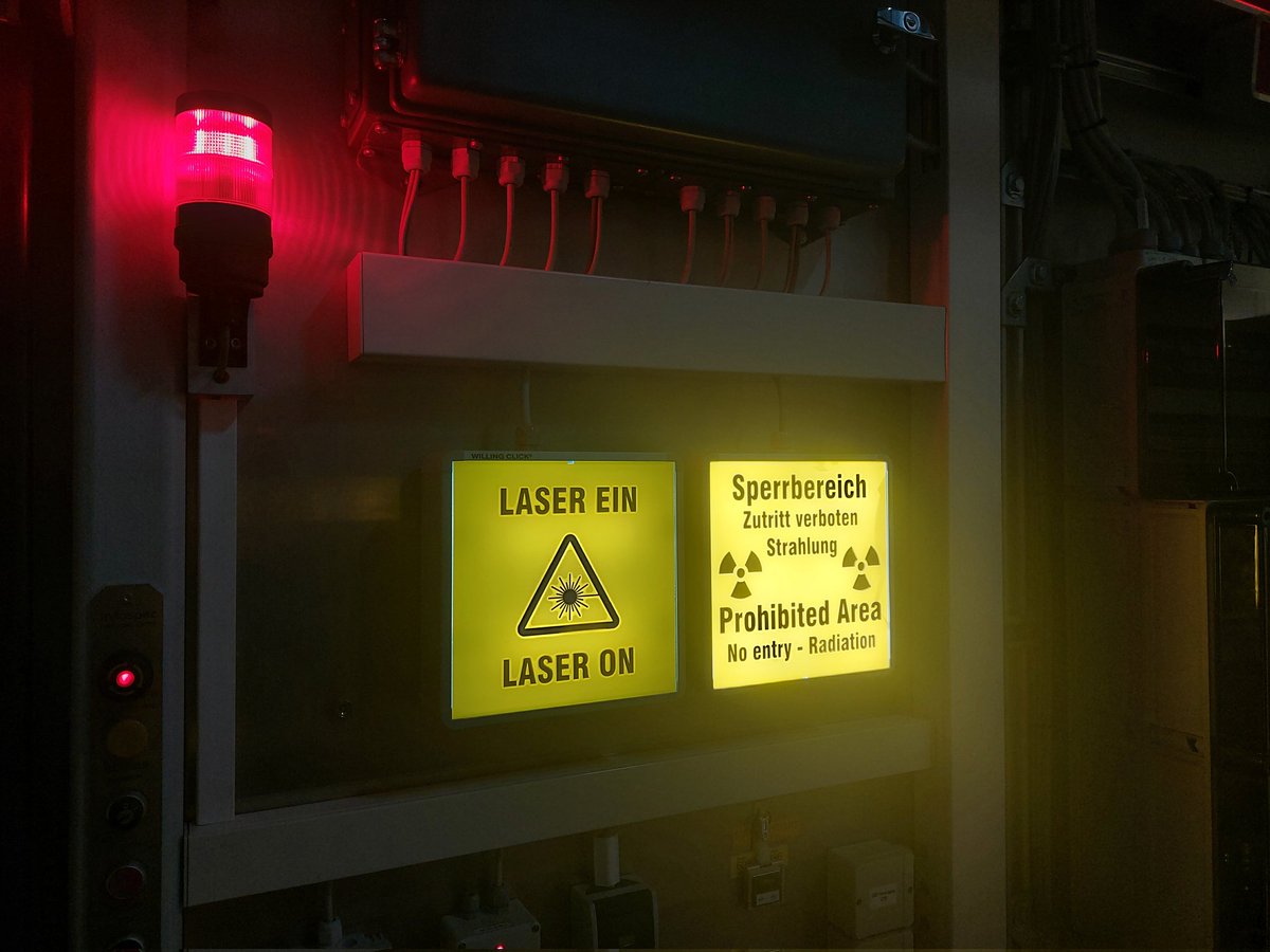 kristian_radan's tweet image. Night shift at P02.2 PETRA III DESY Hamburg. We stay up, beam stays down 😞