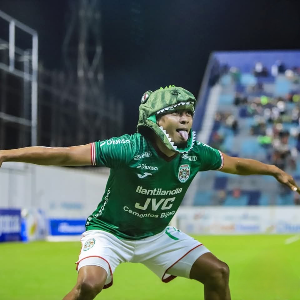 "No es de selección" "Solo juega bien en Marathón". Tranquilos, el responde en la cancha. 😉🇭🇺