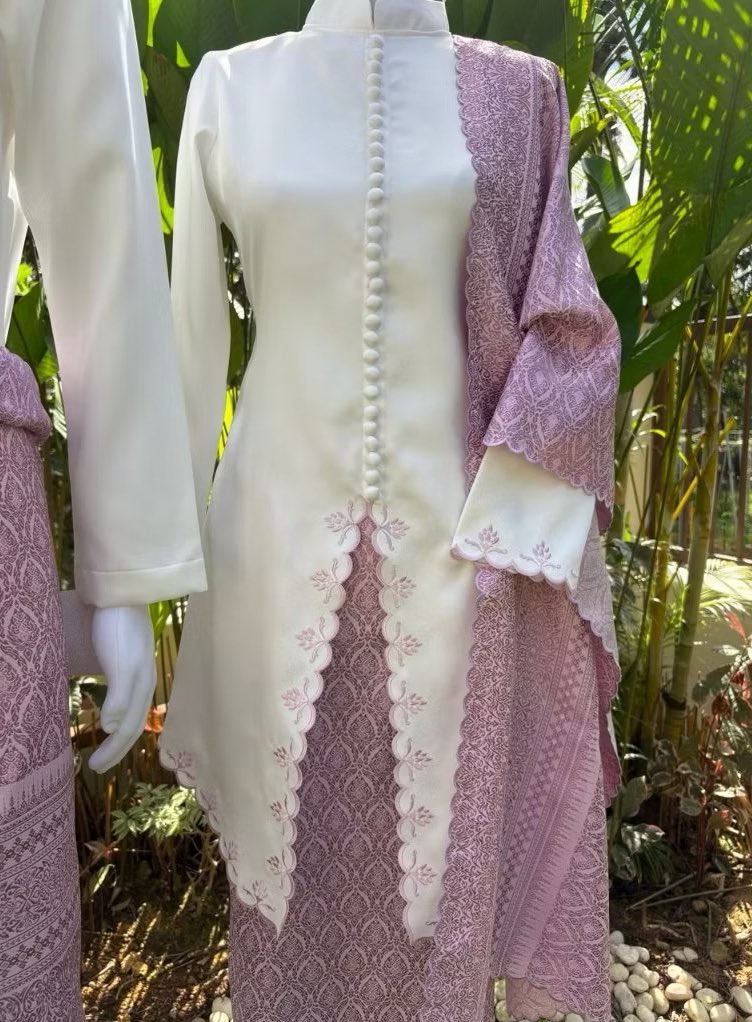 nudihascart's tweet image. Bride to be, I jumpa the prettiest kebaya songket tenun thai for you to wear on your big day. Sangat love😭