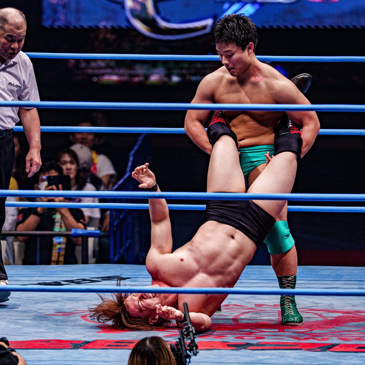 3ヶ月も闘い続けるなんて一体どこまで
タフなんだ。
同じプロレスラーとして誇りに思うよ。

最後に闘った相手として、長尾が初勝利
した相手として、これからも背負って
闘わせてもらうよ。
誰に言われたとかじゃなくてこれは自分で
決めたことだから。見守っててね。

一生分泣かせてもらった！！