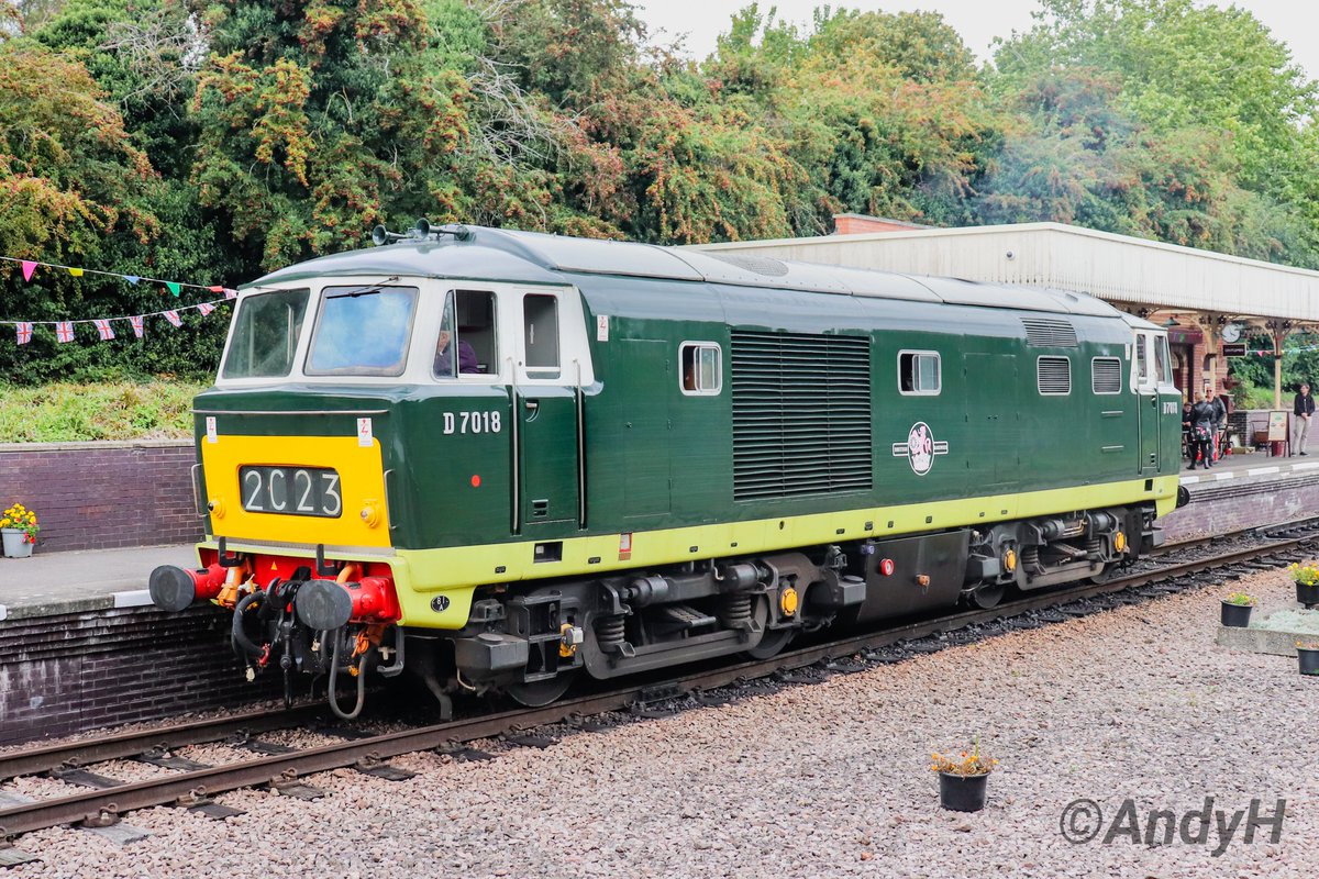 holtona72's tweet image. #WesternRegionWednesday Another stunner at the @GcrGreat gala last weekend. Courtesy of the @wsrdepg, #Hymek #Class35 D7018 was a fantastic guest loco. Seen here running round her stock at Leicester North before returning to Loughborough. #GCR 6/9/25