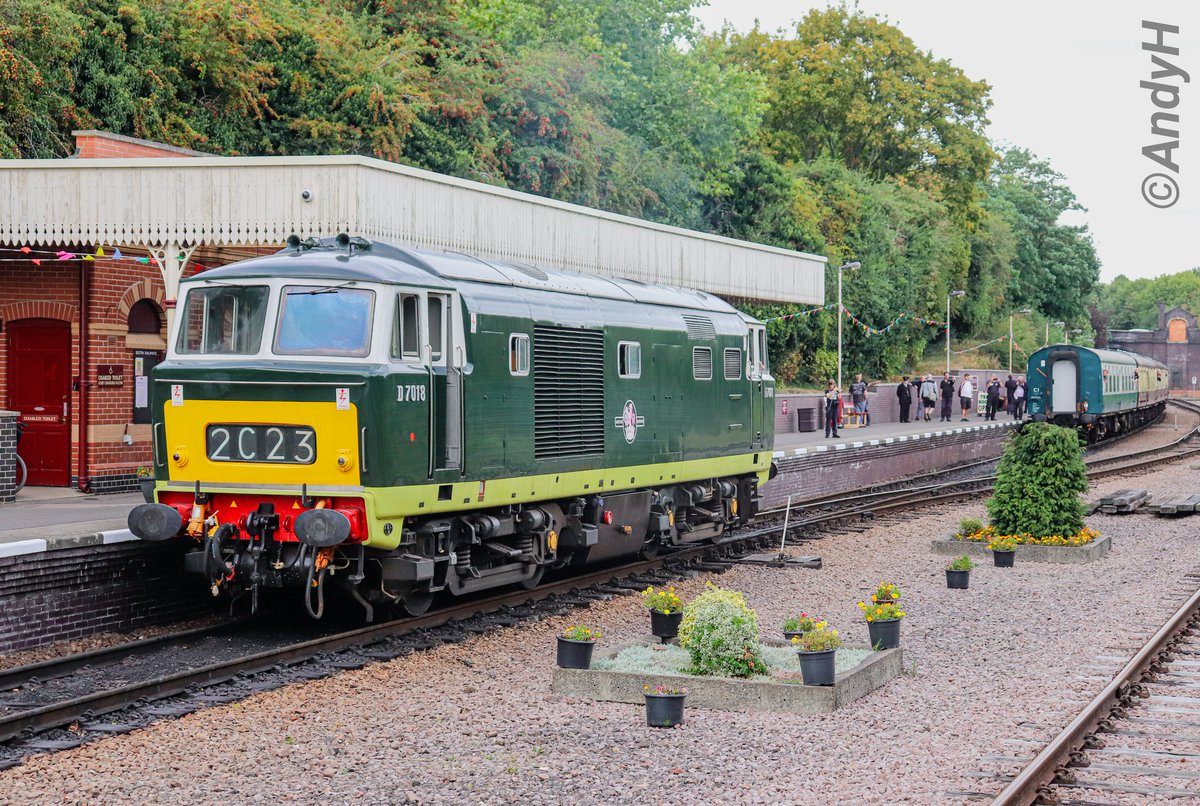 holtona72's tweet image. #WesternRegionWednesday Another stunner at the @GcrGreat gala last weekend. Courtesy of the @wsrdepg, #Hymek #Class35 D7018 was a fantastic guest loco. Seen here running round her stock at Leicester North before returning to Loughborough. #GCR 6/9/25
