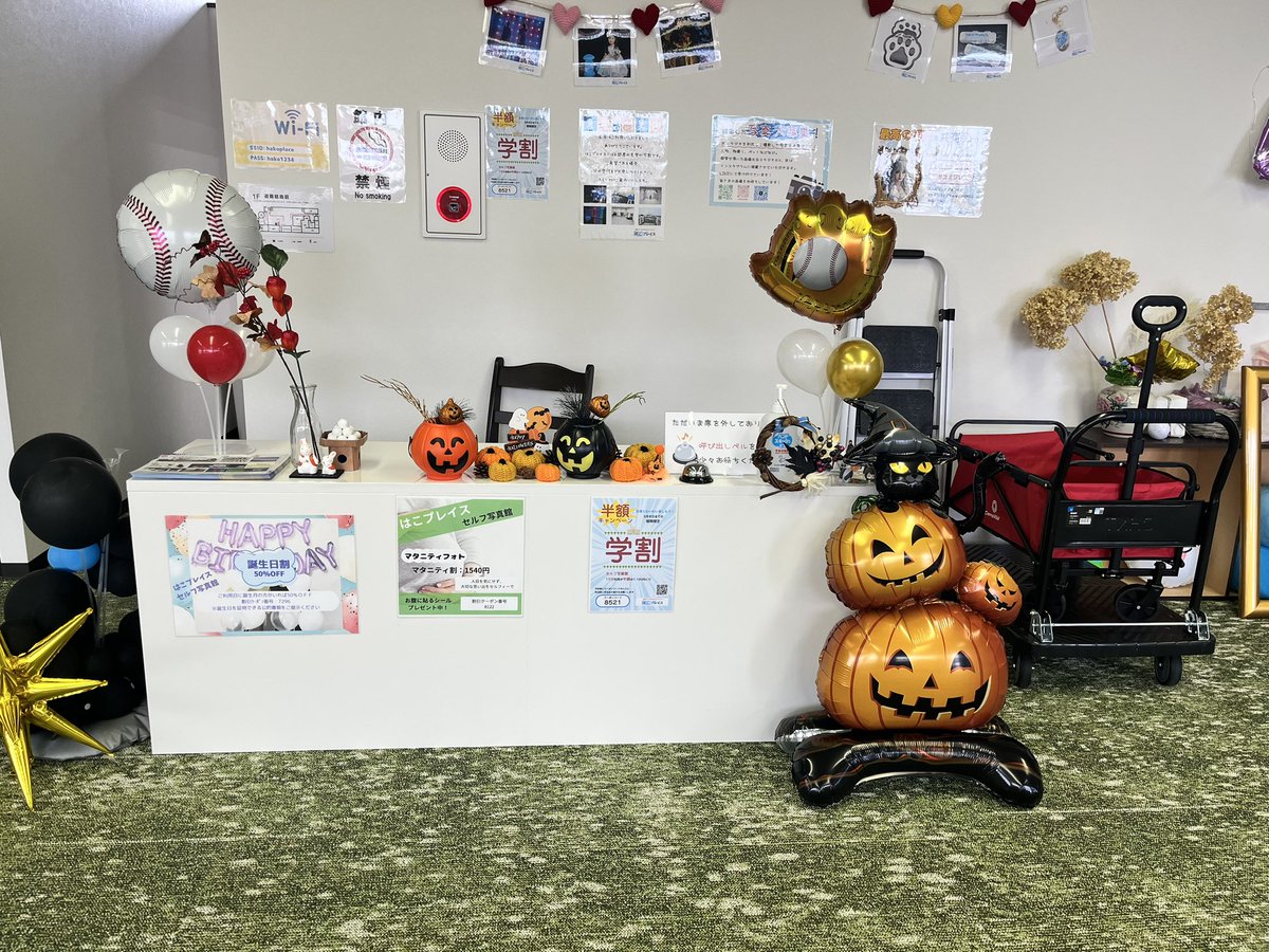 hakoplace2024's tweet photo. こんにちは！　#はこプレイス  です。

カウンターをハロウィン👻にしました🎃
本当はもっとゴテゴテにしたいけど我慢我慢、、、、 https://t.co/m1AaV5xXAC
