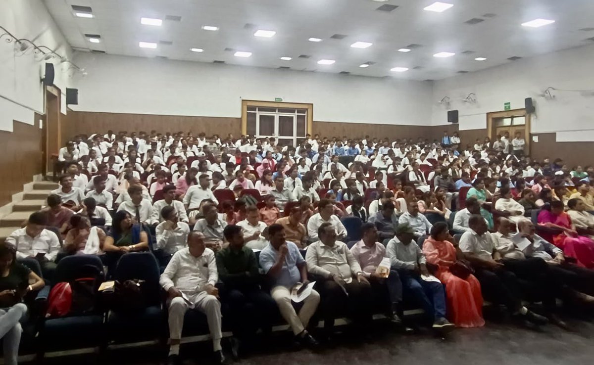 सन् २०४७ तक विकसित भारत, विकसित उत्तर प्रदेश मिशन के तहत गठित प्रबुद्ध जन विशेषज्ञ समिति ने दो दिवसीय आगरा भ्रमण कर किसान, श्रमिक, पंचायत, नगर निकाय, उद्योग-व्यापार, युवा-छात्र, महिला आदि विभिन्न संवर्गों के प्रतिनिधियों से मुलाक़ात कर उनकी राय ली।जनपद आगरा का नोडल अधिकारी होने