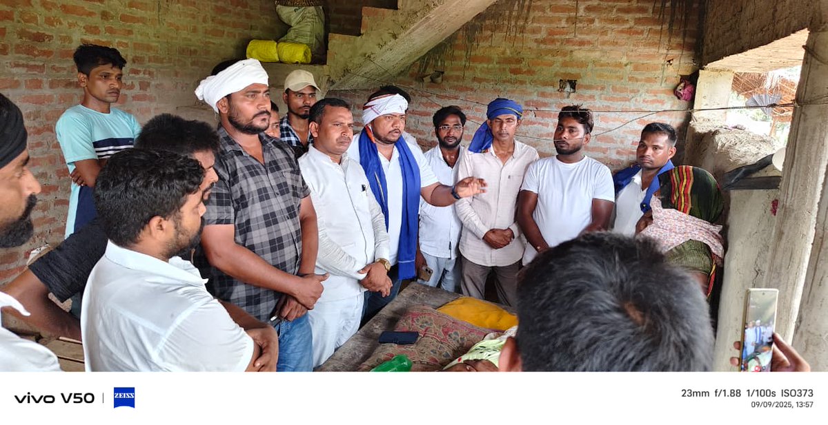 ग्राम सभा सिरसिरा थाना सलोन जिला रायबरेली की पुलिस रक्षक की जगह बनी भक्षक मोबाइल से मार कर एक महिला का दांत तोड़ दिया तथा दूसरी बूढी महिला को उठाकर पटक दिया रोड पर जिसमें वृद्ध महिला का पांव टूट गया <a href="/raebarelipolice/">Raebareli Police</a> <a href="/mannkibaat/">Mann Ki Baat Updates मन की बात अपडेट्स</a> <a href="/Igrangelucknow/">IG Range Lucknow</a> <a href="/adgzonelucknow/">ADG Zone Lucknow</a> <a href="/yadavakhilesh/">Akhilesh Yadav</a>