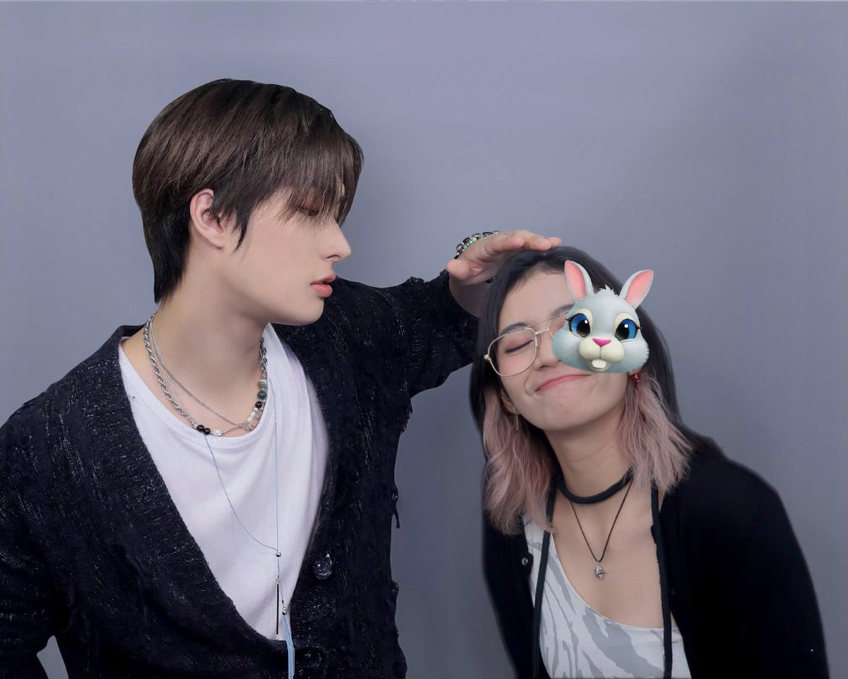 punyanyahwa's tweet image. jujur gak nyaman banget sama trend polaroid ☝🏻Guys go to photoism dan edit warnanya anjjirr!!!
Stop normalize manip ai ai apalah itu serem woeeyy 

NIH BISA DI PAT PAT IGI DI PELUK UYONG TANPA AI 😭😭😭😭