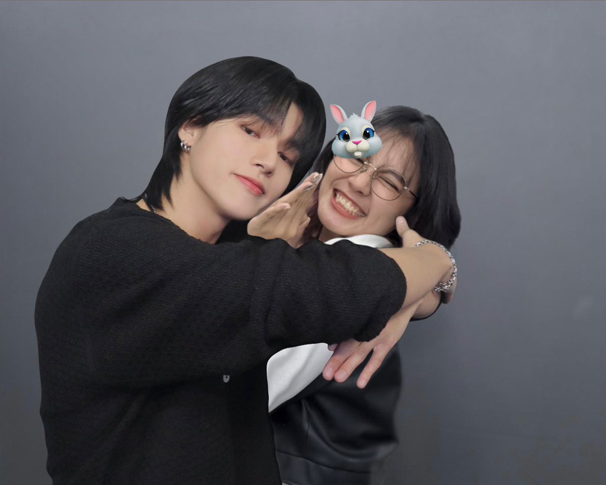 punyanyahwa's tweet image. jujur gak nyaman banget sama trend polaroid ☝🏻Guys go to photoism dan edit warnanya anjjirr!!!
Stop normalize manip ai ai apalah itu serem woeeyy 

NIH BISA DI PAT PAT IGI DI PELUK UYONG TANPA AI 😭😭😭😭