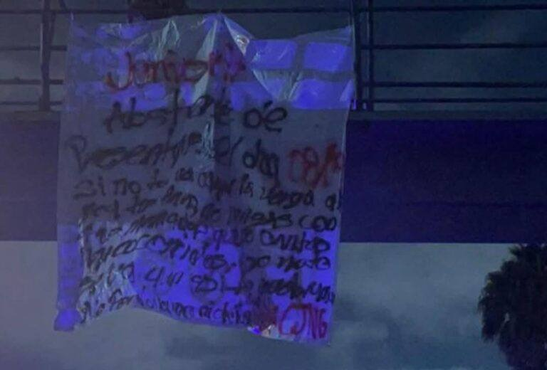 CorresponsalsMX's tweet photo. 🔴DEJAN #NARCOMANTA CON MENSAJE AL #CANTANTE JUNIOR H EN #BAJACALIFORNIA.
La amenaza decía lo siguiente: 
“Junior H abstente de presentarte el dia 08/09 si no te va a cargar la verga... al para que no vengas culo déjate de mamadas que no cantes #narcocorridos eso no se te salva...No perdonamos. ATTE #CJNG”.
El colgante se localizó en la colonia #BuenaVista, cerca de la Universidad Autónoma de Baja California #UABC. 
#estados #seguridad #violencia #tendencia #artistas