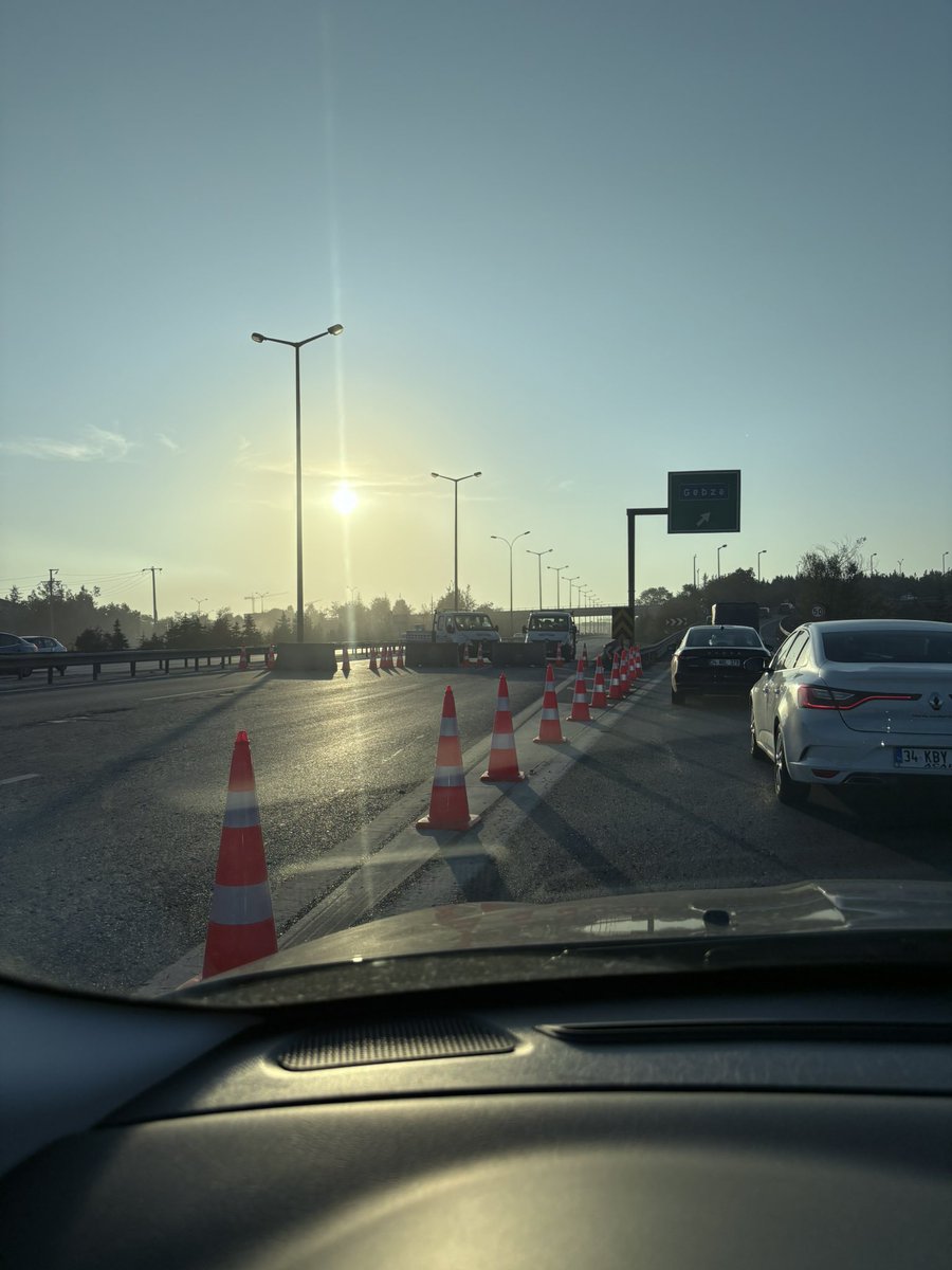 Otobanı komple kapatıp trafiği E5’e aktarmak nedir? Bari bunu illa yapacaksan, okullar tatilken yapsaydın. Şimdi milyonlarca insan sabahını trafikte kaybetti.