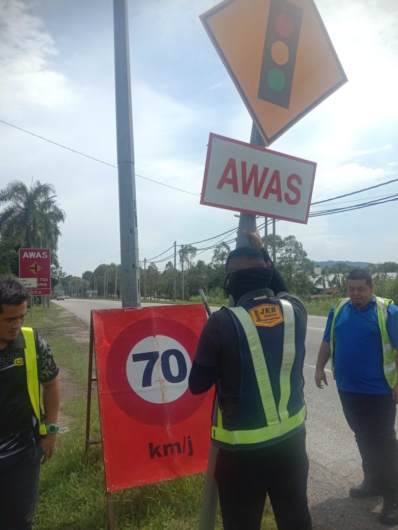 𝐌𝐀𝐊𝐋𝐔𝐌𝐀𝐍 𝐊𝐄𝐑𝐉𝐀² 𝐏𝐄𝐌𝐀𝐒𝐀𝐍𝐆𝐀𝐍 𝐏𝐀𝐏𝐀𝐍 𝐓𝐀𝐍𝐃𝐀 𝐀𝐌𝐀𝐑𝐀𝐍

Kerja² pemasangan papan tanda lampu isyarat secara tenaga jabatan Laluan FT 03, Jalan Kuantan-K. Terengganu di persimpangan lampu isyarat Tok Kah &amp; Batu Tiong, Dungun.
#iamJKR #TogetherWeDeliver