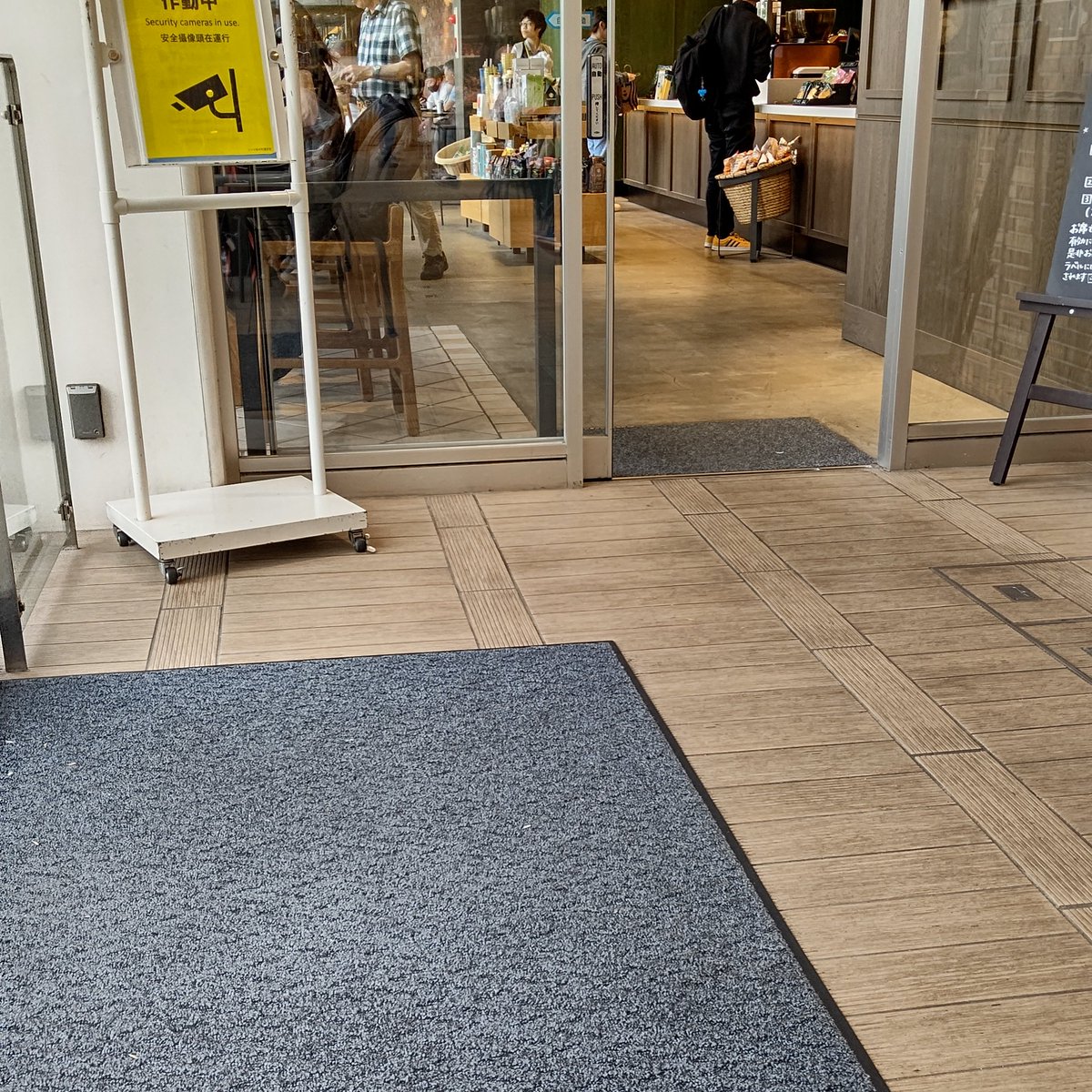 【拡散希望】ミオしゃ落とし方いらっしゃいませんか！？ スタバ 桜木町店の前に落ちてました！ お心あたりの方、写真の近くにいますので宜しくお願いします🙏