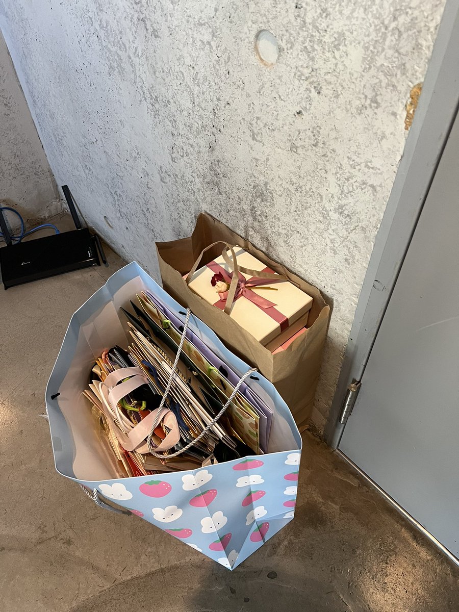 #올랜도in버지니아 #링크아트센터드림4관 (5층) 철문 앞에 쇼핑백과 선물 상자 두었습니다. 남은 것은 제가 오늘 마티네 후에 수거할게요! #쇼핑백나눔