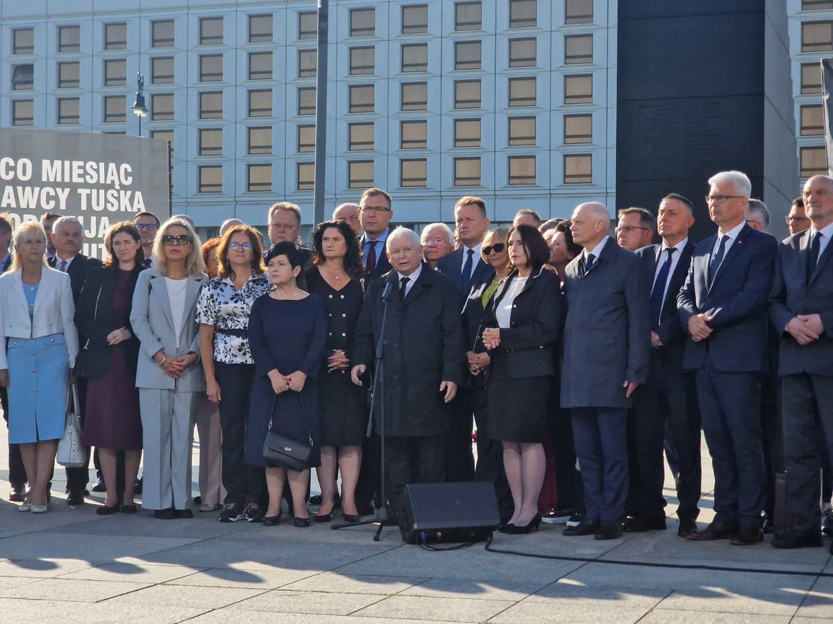 💬 Prezes PiS J. Kaczyński <a href="/OficjalnyJK/">Jarosław Kaczyński</a>: Mamy dzisiaj do czynienia z atakiem na Polskę. To nie jest już przypadek i coś, co możemy przypisać nieprzewidzianym działaniom. To jest atak. To bardzo symboliczne, że w tym dniu, w którym potrzebna jest jedność - ci tutaj, którzy zawsze