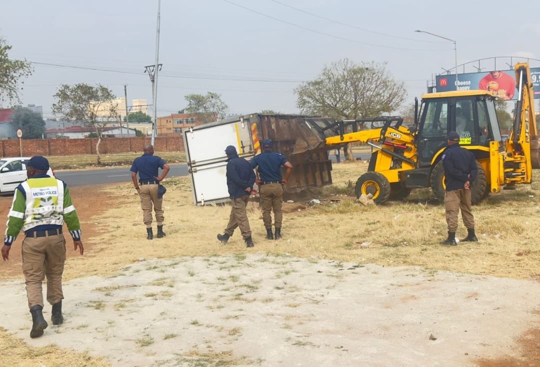 TMPDSafety's tweet photo. THE TSHWANE METRO POLICE DEPARTMENT ARRESTED 34 ILLEGAL IMMIGRANTS. #TMPDSafe
https://t.co/abATAWVp4G https://t.co/RCytq07Vwu