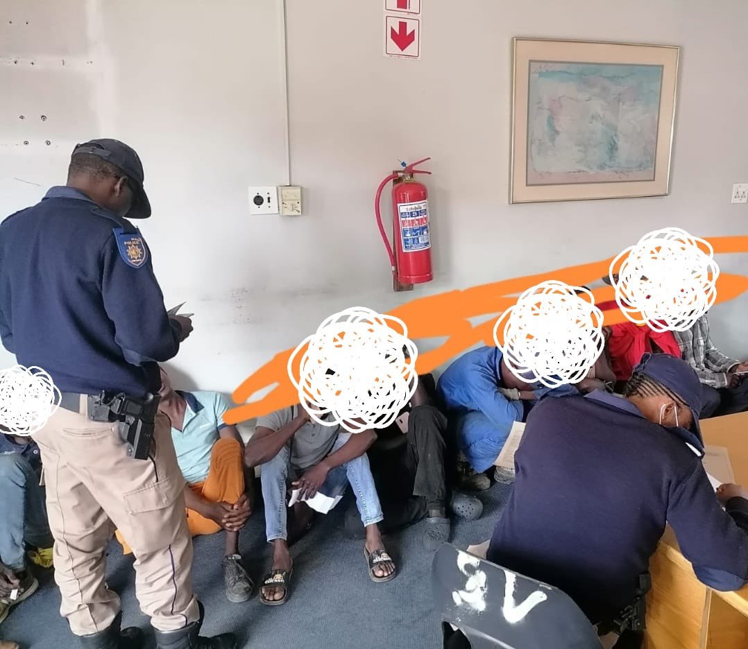 TMPDSafety's tweet photo. THE TSHWANE METRO POLICE DEPARTMENT ARRESTED 34 ILLEGAL IMMIGRANTS. #TMPDSafe
https://t.co/abATAWVp4G https://t.co/RCytq07Vwu