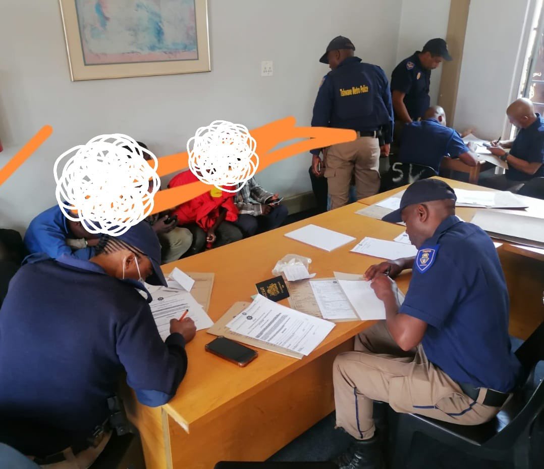 TMPDSafety's tweet photo. THE TSHWANE METRO POLICE DEPARTMENT ARRESTED 34 ILLEGAL IMMIGRANTS. #TMPDSafe
https://t.co/abATAWVp4G https://t.co/RCytq07Vwu