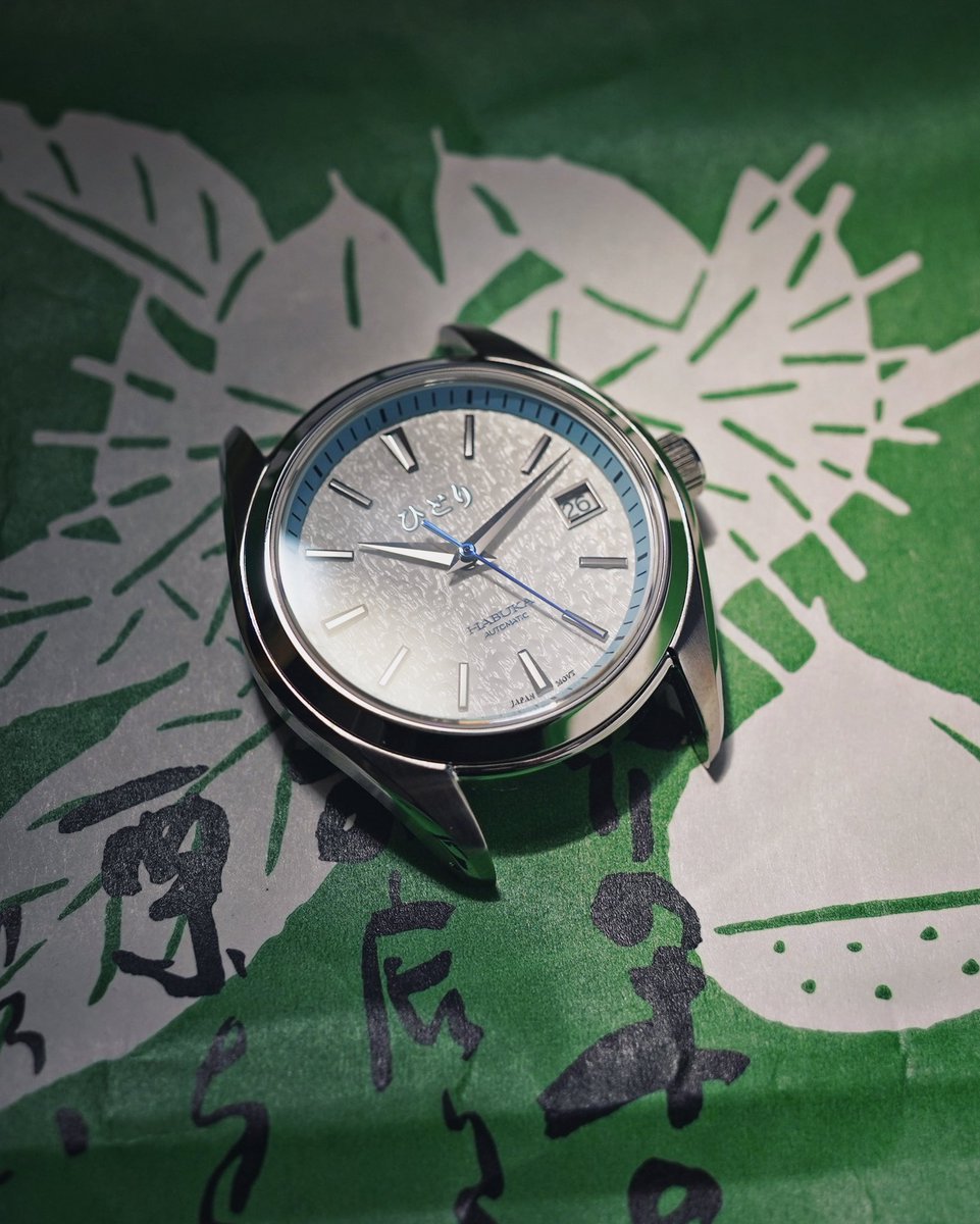 The white snow dial on the Habuka carries a quiet texture. A surface that shifts between gloss and matte, it holds both light and shadow. Its balance is not for show, but for clarity—where beauty and readability meet as one.