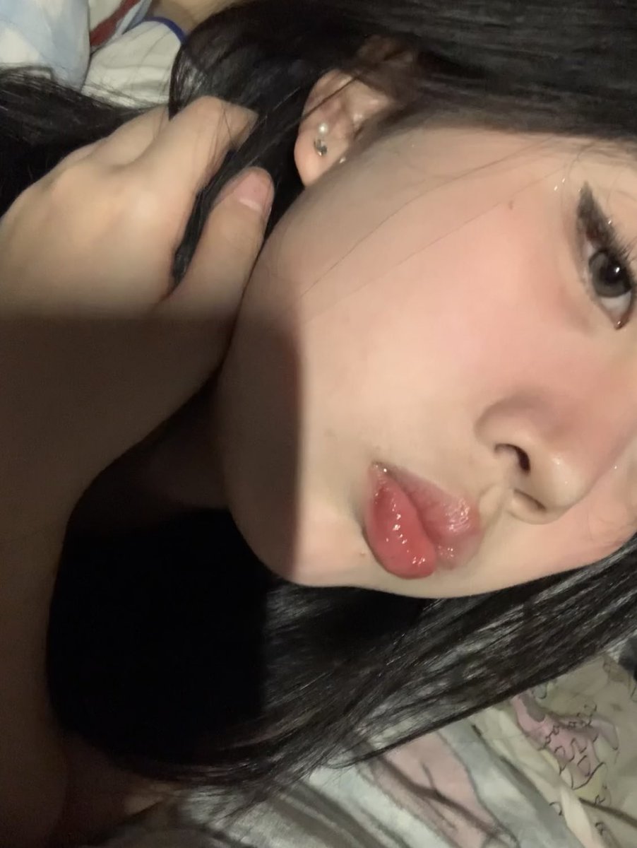 现在先亲亲我的嘴巴，晚上再曝光我骚妈的你们看行吗？ https://t.co/CUf4MmXKmX