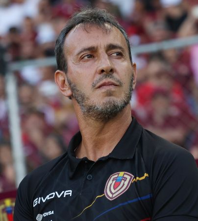 Nos vendieron espejos, compramos la mentira, nos ilusionamos a partir de palabras y no de hechos Dejando crecer una burbuja de fantasía Qué cuando se rompió mostró su verdadera realidad nos vieron la cara y nos dejaron

UN FRACASO ABSOLUTO Y HUMILLANTE.