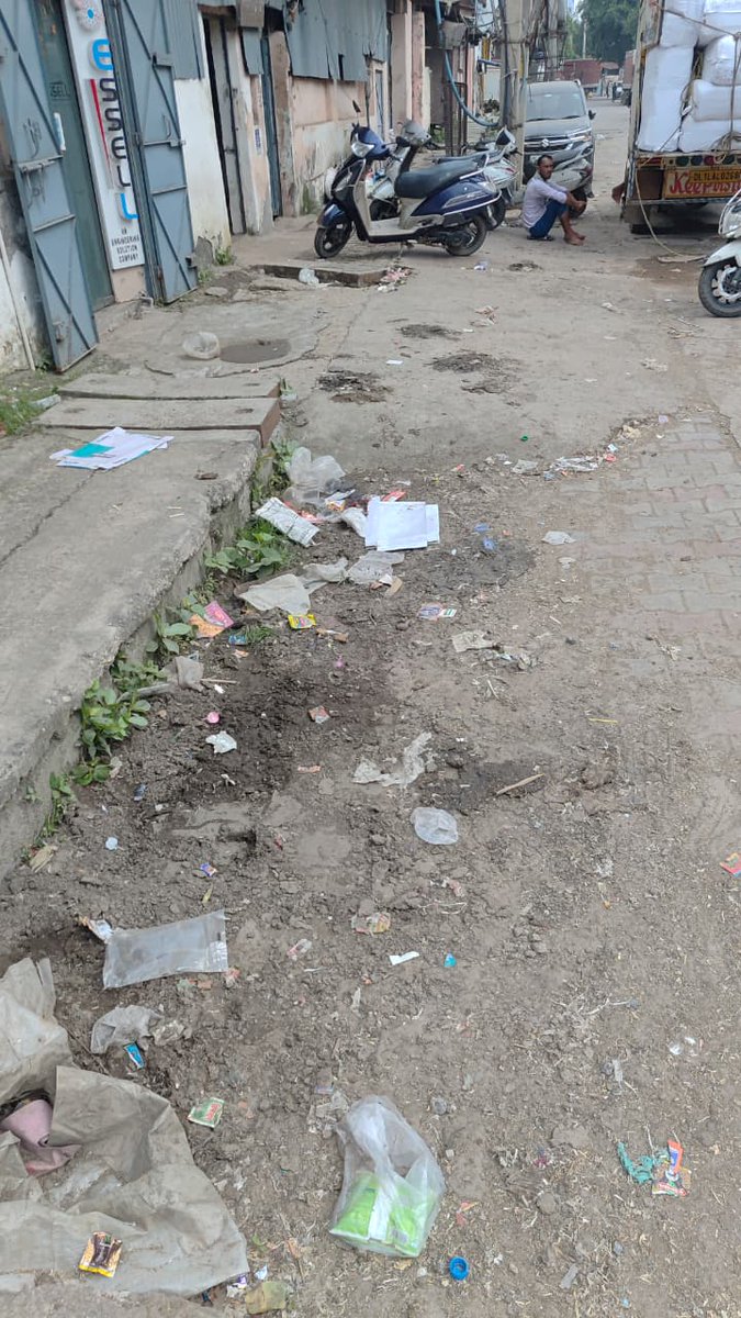 itsy2h's tweet photo. @MCD_Delhi @CMODelhi @PMOIndia
This is Lawrence Road Industrial Area. For the last 10 days, cows have been defecating here and no cleaning has been done. This gross negligence is creating a public health hazard and making the area unhygienic. Immediate action is urgently require https://t.co/ViOiyETeCA