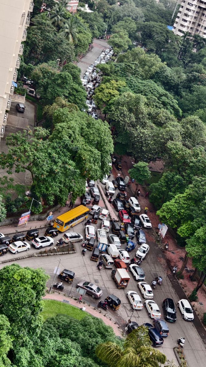 jainakshay's tweet photo. Hiranandani Gardens internal rods, complete chaos. Why? People use these internal roads to go to Vikhroli/ Ghatkopar. JVLR is completely in mess, forcing people to go through Hiranandani. @MTPHereToHelp not seen at all. https://t.co/4ajLP0cbnS