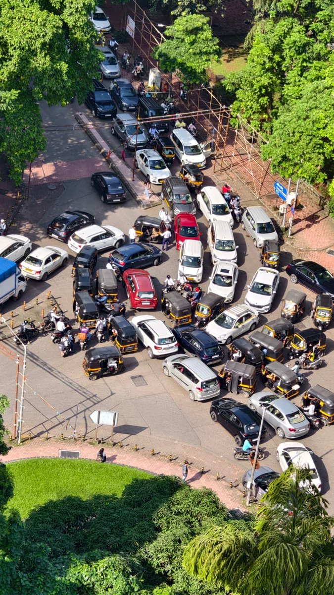 jainakshay's tweet photo. Hiranandani Gardens internal rods, complete chaos. Why? People use these internal roads to go to Vikhroli/ Ghatkopar. JVLR is completely in mess, forcing people to go through Hiranandani. @MTPHereToHelp not seen at all. https://t.co/4ajLP0cbnS