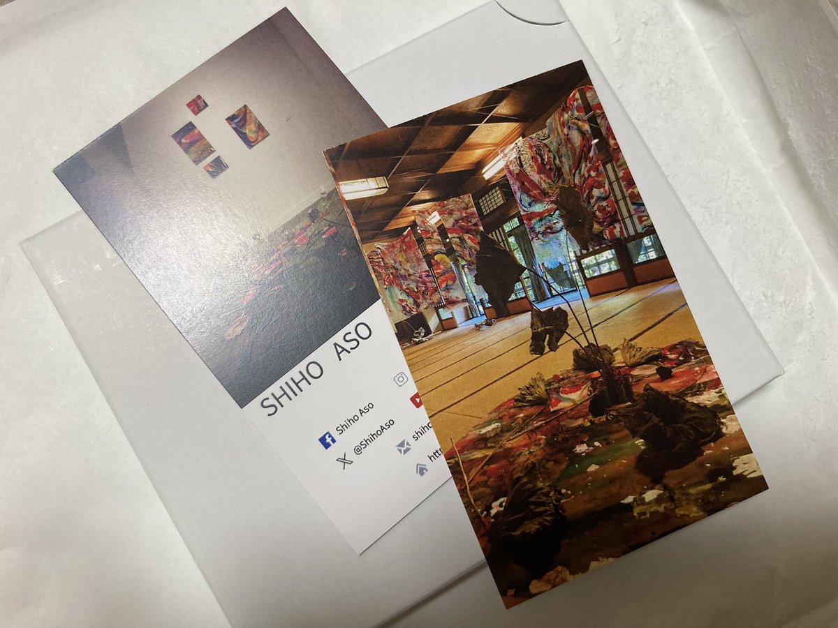 ロサンゼルス展間近だけど展示全体図録はあるけど個人図録は使ってなくて，フライヤーか名刺作るかー名刺日本語のしかないしなと久々に昨日午前中作って今届いて助かったー📇華系と人物のも欲しいからあと2種類作る。