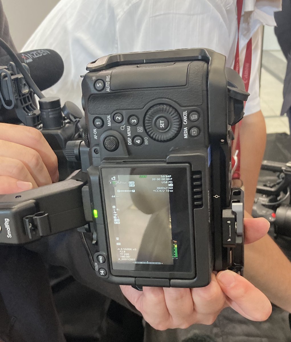 pronews's tweet photo. EOS SYSTEMの新製品「EOS C50」登場✨
2025年11月下旬発売予定

全画角で記録した4K映像（17：9や16：9）と、記録した映像の一部（縦領域または正方領域）を切り出した2K映像のクロップ記録が同時に可能！！

詳細はこちら↓
https://t.co/Kt8UqaKdtC
#canon #eosc50 #cinemaeos #PRONEWS https://t.co/lh1FZAkkIN