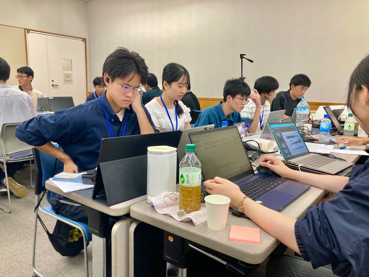 ASE_lab_'s tweet photo. \✨アストロキャンプの様子をお届け✨/
【Day3ランチタイム】
楽しいアストロキャンプもついに折り返し地点に👀
完全に打ち解けて、昼食は最高のおしゃべり休憩タイムでした🌟
昼食を終えると、すぐに真剣モードでそれぞれのゼミ活動へ戻ります🚀
#AstroCamp2025 #ASELab https://t.co/euqvXAYABg