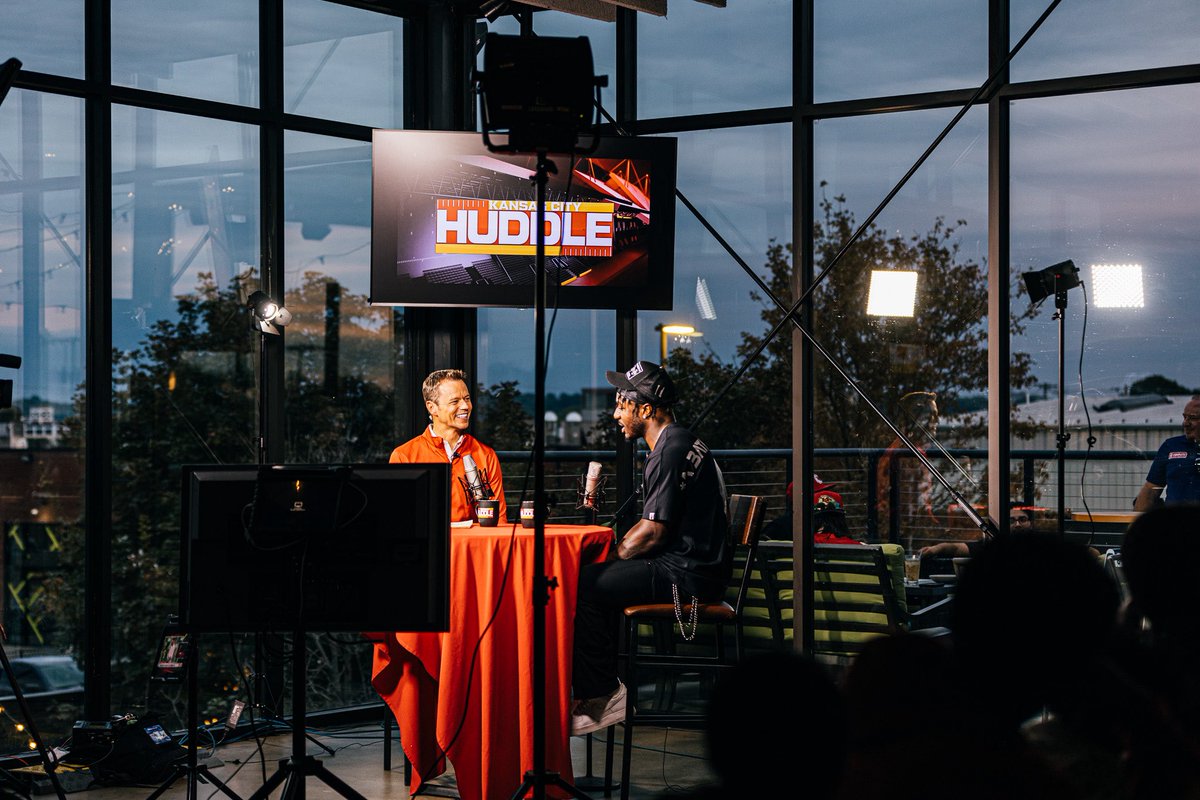 kaile3n_d0hrman's tweet image. Had a great evening photographing &amp;amp; attending the live recording of Kansas City Huddle’s newest episode. Got to hear @Chiefs LB Jeffrey Bassa share some of his story and talk about the upcoming season. 🏈🎙️ #chiefskingdom #nfl #fox4 #sportsmedia #podcast #kansascity