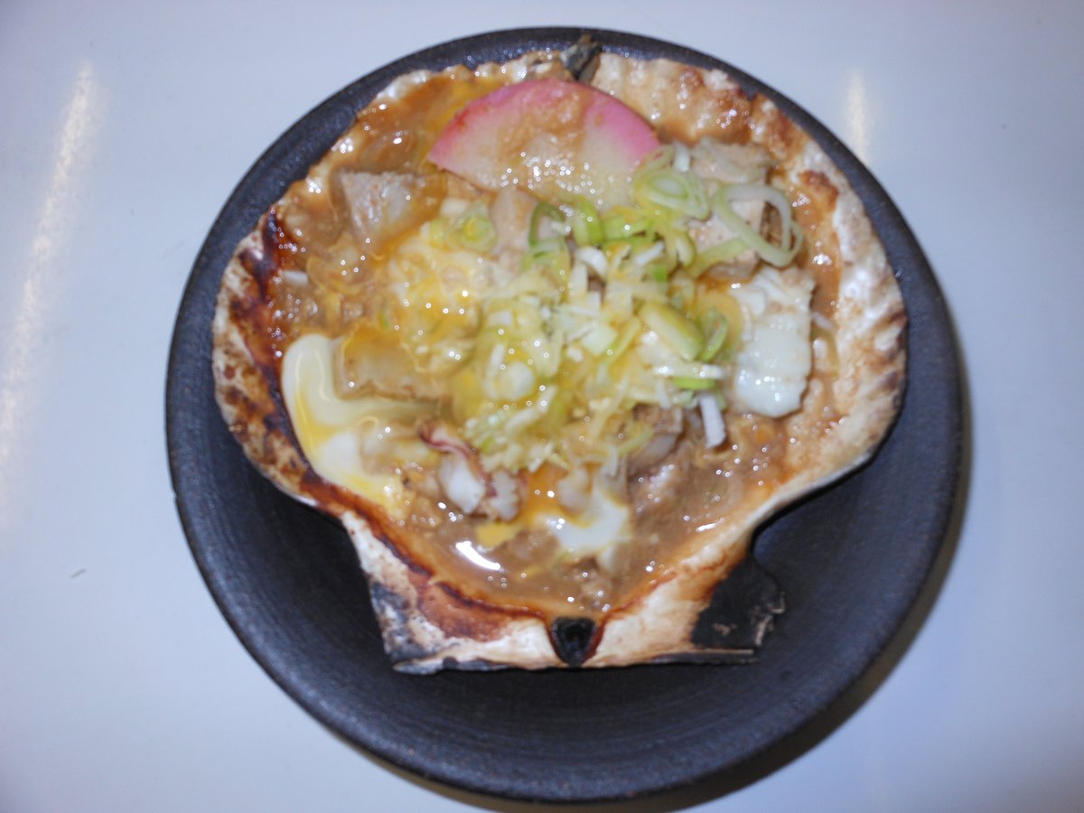 町の居酒屋　西菜です。
青森・下北半島の郷土料理で、ホタテの貝殻を鍋代わりに使い、味噌と卵で煮込む漁師料理。
「みそ貝焼きです」
一度、ご賞味ください。
青森県産の日本酒、陸奥八仙と一緒にいかがでしょうか？
#陸奥八仙 #日本酒 #西国分寺 #青森県郷土料理  #みそ貝焼き　　#居酒屋　🙆‍♂️