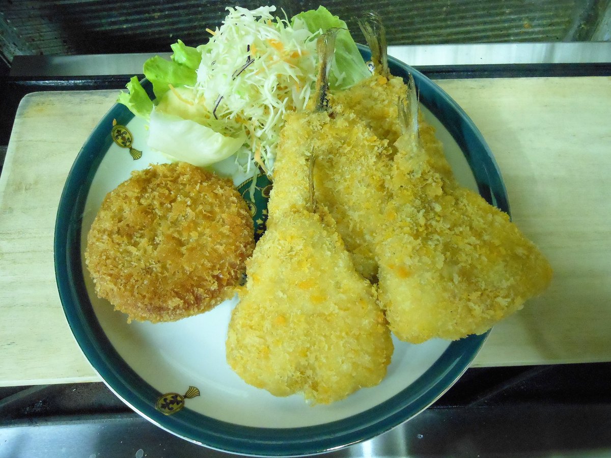 町の居酒屋　西菜です。
ハムカツとアジフライです。
人気メニューです。
アジフライは1枚、２３０円
ハムカツは１枚、３５０円です。
写真は盛り合わせです。
1品からご注文出来ます。
#西国分寺　#西国分寺居酒屋　#ハムカツ　#アジフライ🍺🙆‍♂️　#居酒屋