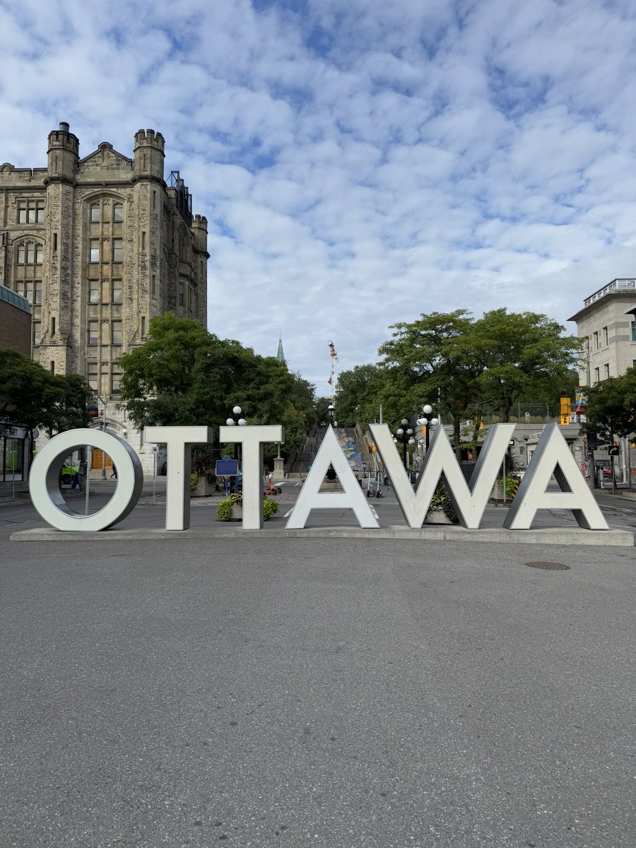 カナダの政治と行政の中心地であるオタワ、政府機関の建物が集まっています。
お城のような優雅な佇まいの建物がたくさん！
イギリスの雰囲気が漂う街です。