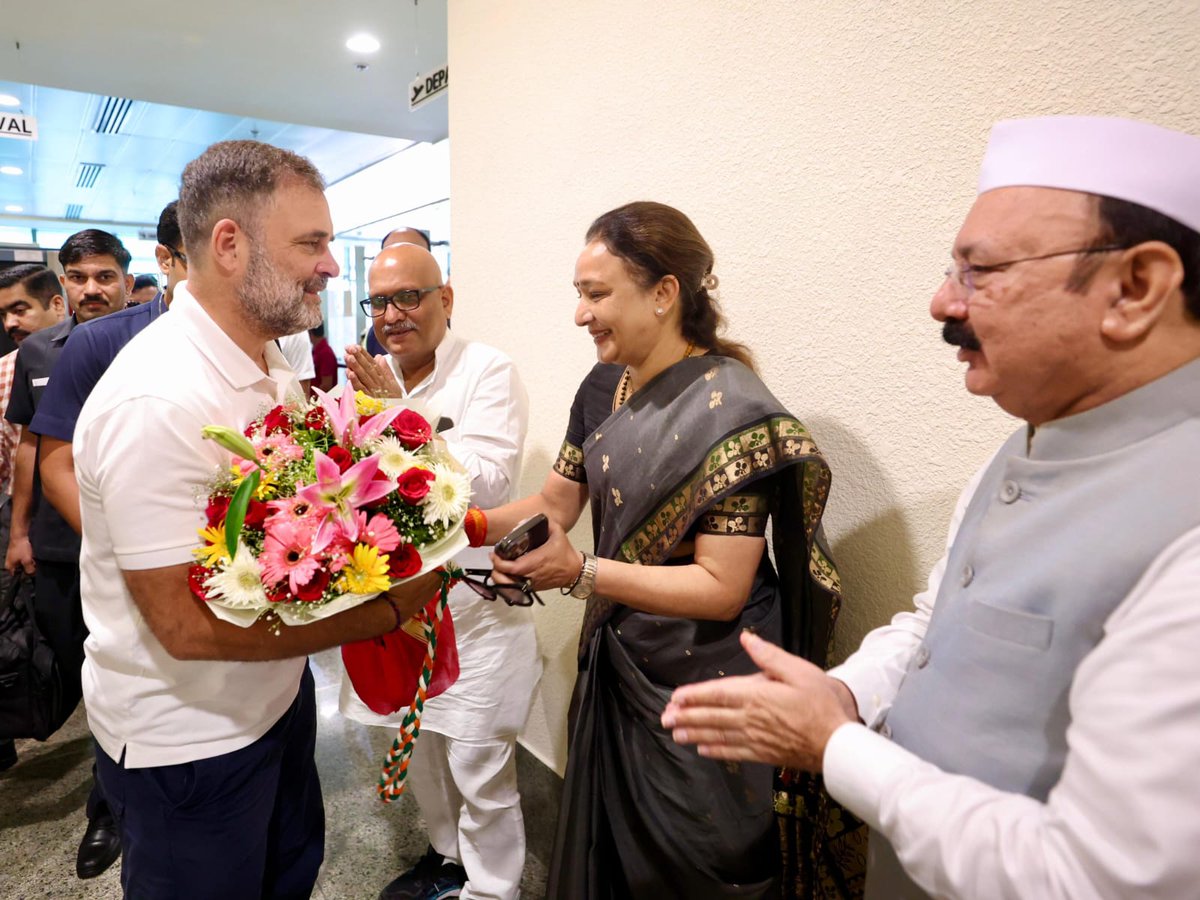 INCUttarPradesh's tweet image. लखनऊ एयरपोर्ट पर नेता विपक्ष श्री @RahulGandhi जी का प्रदेश अध्यक्ष श्री @kashikirai जी ने पुष्पगुच्छ भेंट कर आत्मीय स्वागत किया। 

इस अवसर पर श्री @KLSharmaINC जी (माननीय सांसद), श्रीमती @aradhanam7000 जी (नेता, कांग्रेस विधानमंडल दल), श्री @AkhileshPSingh जी (राष्ट्रीय…