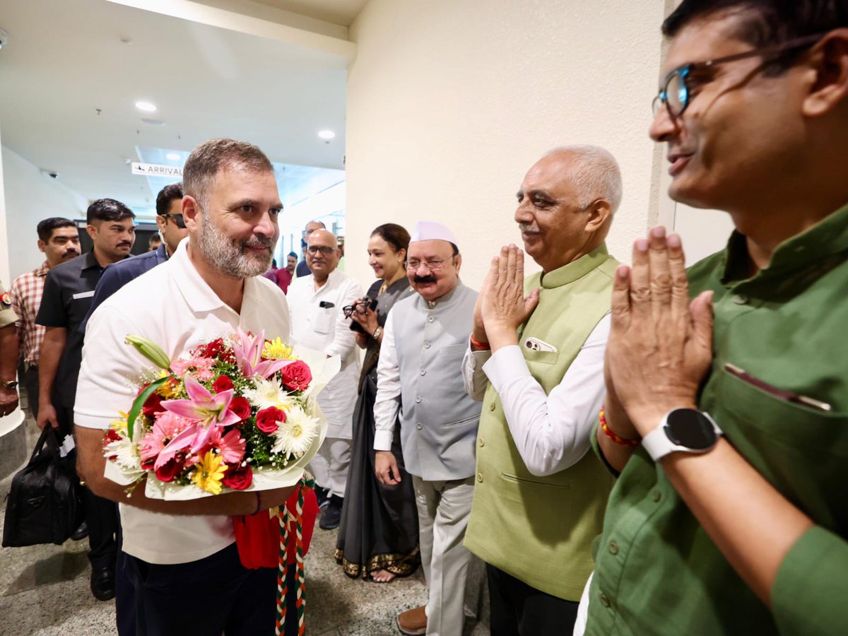 INCUttarPradesh's tweet image. लखनऊ एयरपोर्ट पर नेता विपक्ष श्री @RahulGandhi जी का प्रदेश अध्यक्ष श्री @kashikirai जी ने पुष्पगुच्छ भेंट कर आत्मीय स्वागत किया। 

इस अवसर पर श्री @KLSharmaINC जी (माननीय सांसद), श्रीमती @aradhanam7000 जी (नेता, कांग्रेस विधानमंडल दल), श्री @AkhileshPSingh जी (राष्ट्रीय…