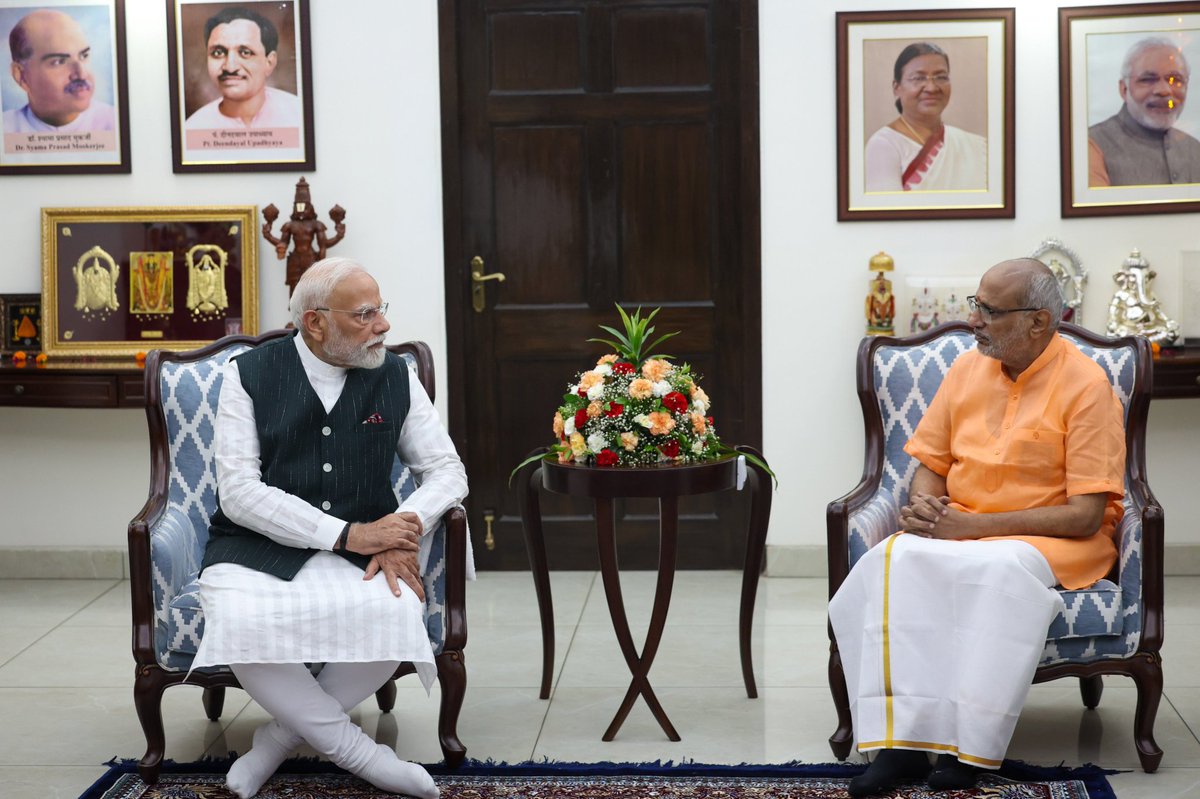 RanchiPIB's tweet image. प्रधानमंत्री श्री @narendramodi ने भारत के नवनिर्वाचित उपराष्ट्रपति थिरु सी.पी. राधाकृष्णन से मुलाकात कर उन्हें उपराष्ट्रपति चुनाव में जीत की बधाई दी।💐

#VicePresidentElection 
#VicePresident #CPRadhakrishnan @PMOIndia @VPIndia @MyGovHindi