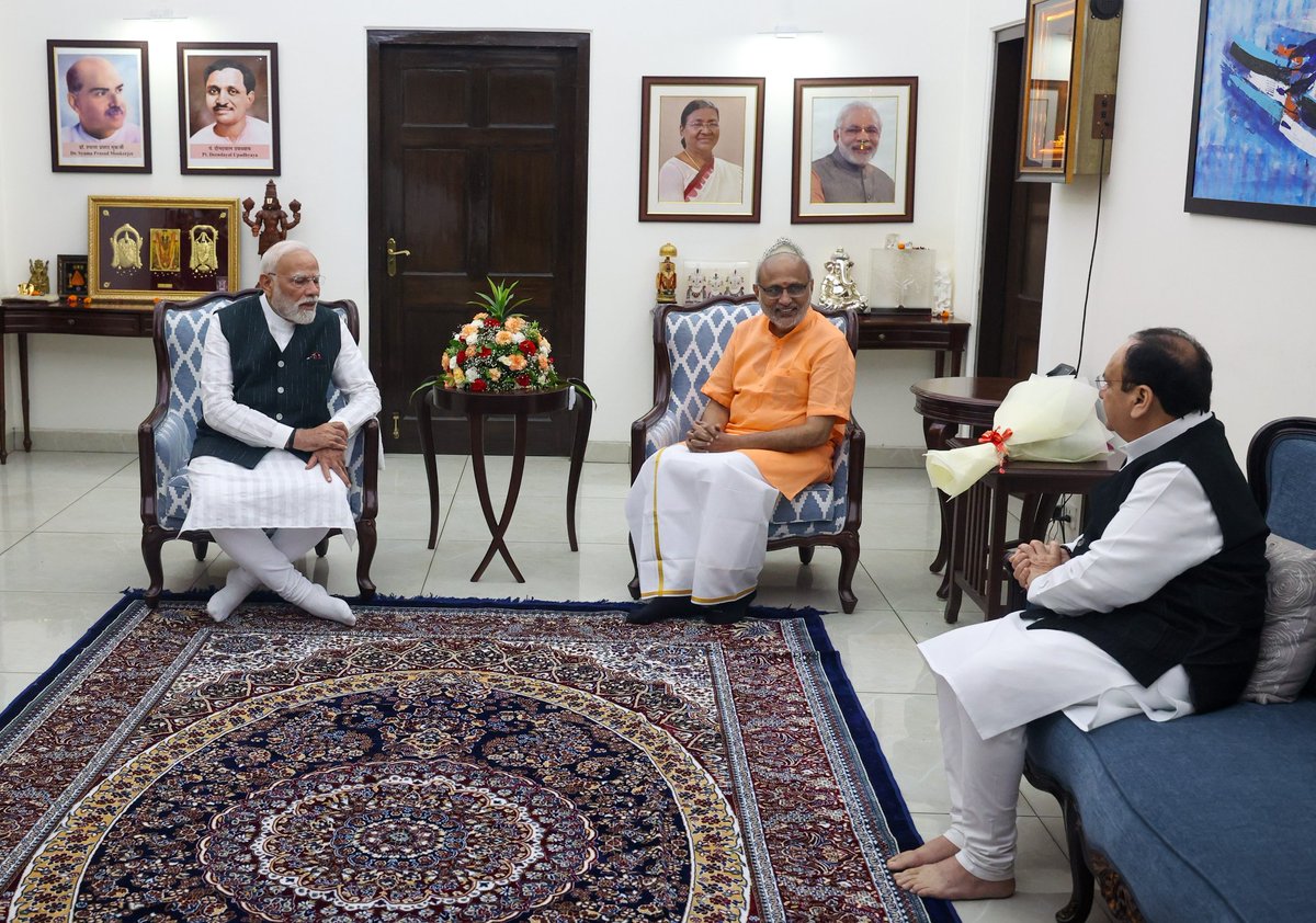 RanchiPIB's tweet image. प्रधानमंत्री श्री @narendramodi ने भारत के नवनिर्वाचित उपराष्ट्रपति थिरु सी.पी. राधाकृष्णन से मुलाकात कर उन्हें उपराष्ट्रपति चुनाव में जीत की बधाई दी।💐

#VicePresidentElection 
#VicePresident #CPRadhakrishnan @PMOIndia @VPIndia @MyGovHindi