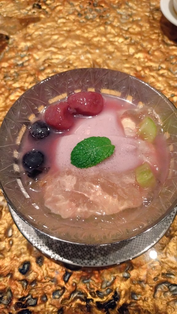 シルクでランチ🍽️
今月の特製杏仁豆腐は葡萄🍇
美味しかった😋