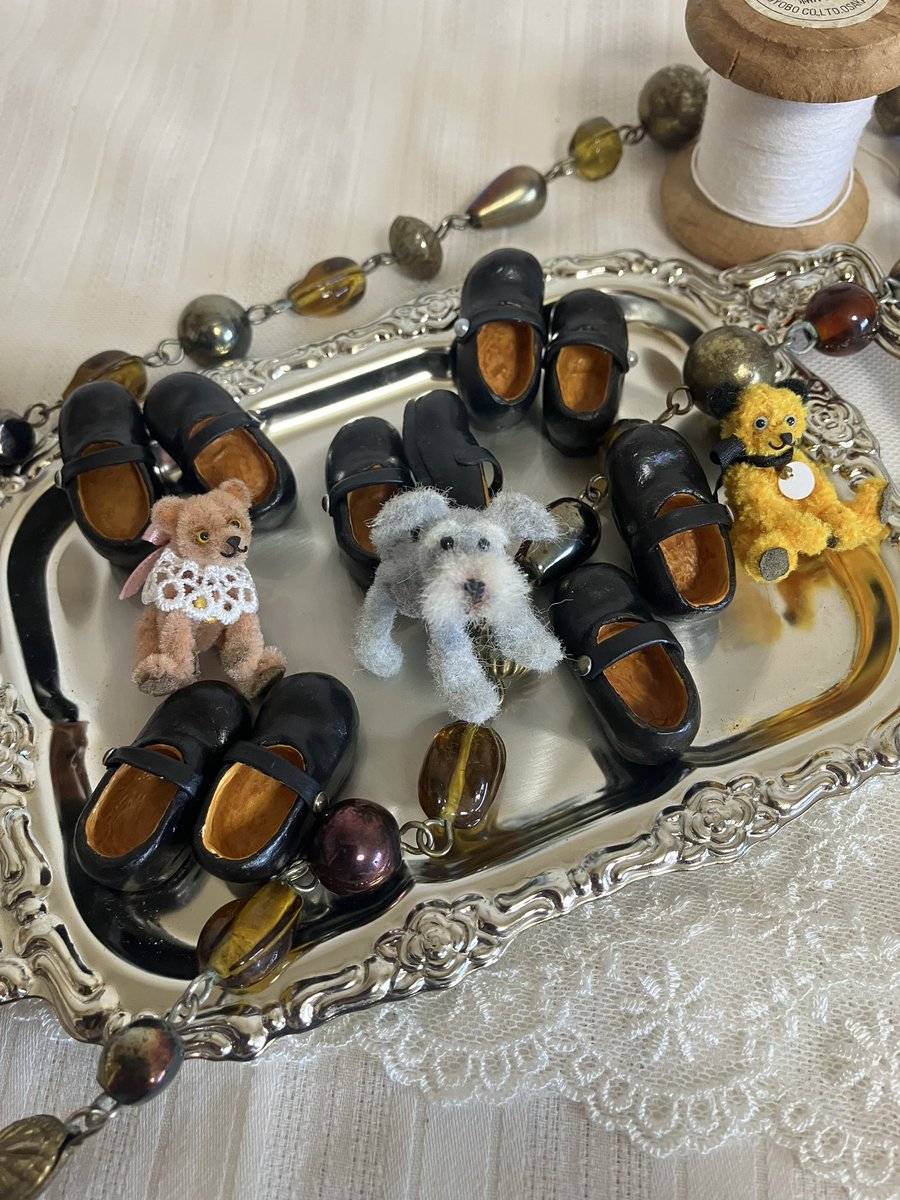 Chouette_000's tweet photo. Miniature teddybear Pipecleanercrafts
ミニチュアモールベア、今回は石粉粘土で作ったアンティーク子供靴、1ヶ月がかりで完成👏履けませんが飾りであったら可愛いな〜と想像してたら欲しくなって作っちゃった♥️
#pipecleanercrafts
#ミニチュアアンティーク子供靴 https://t.co/Vj5y8h7Kir