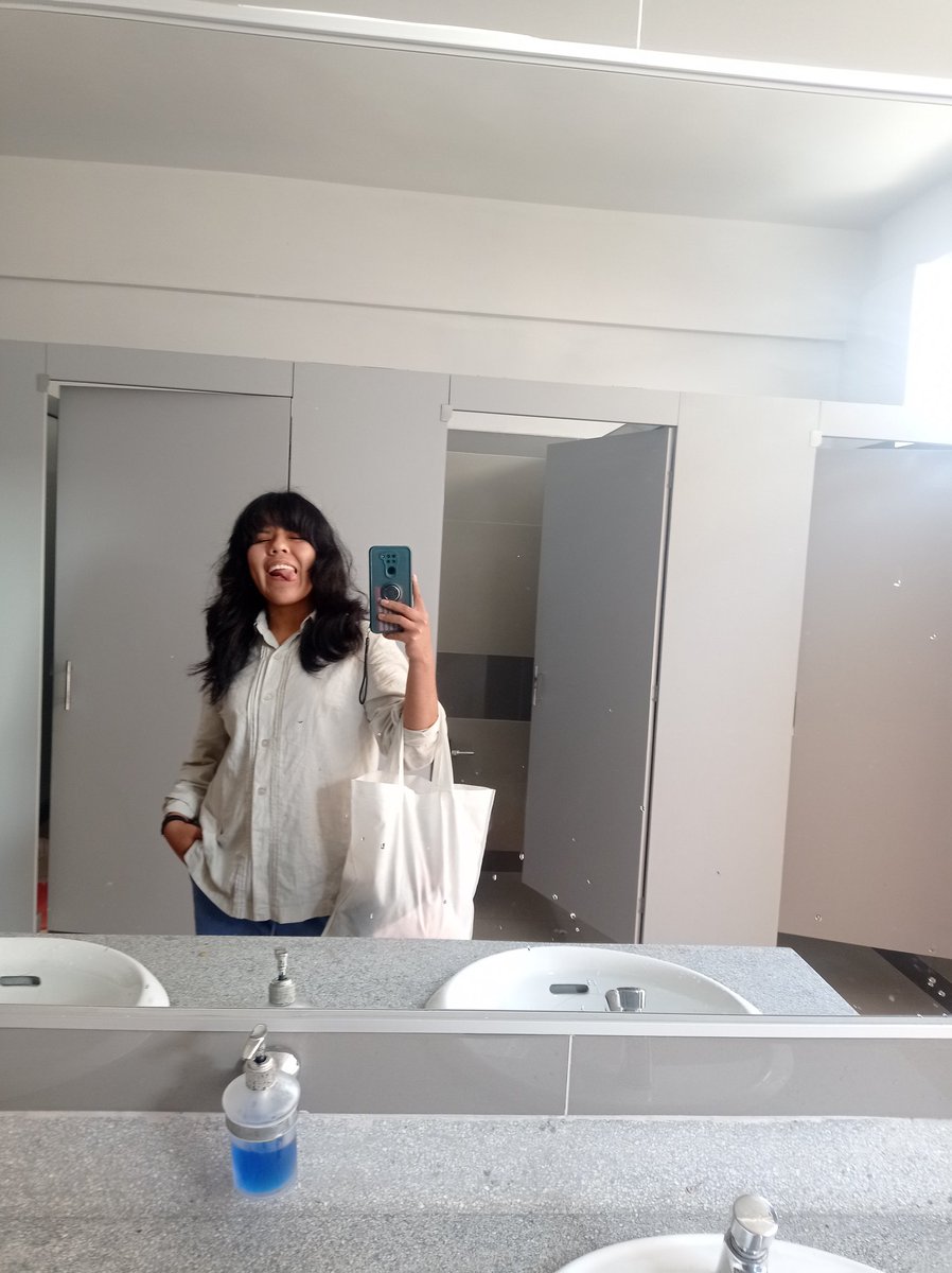 claudiapancitoX's tweet image. omg, hace un año fui a ayudar a esta rat 🐭 con sus prácticas de psicología. JAJAJAJA así tan mal me vió que me quería testear. Lqm a mi pizza &amp;lt;3
Y salieron foto baño en su escuela lol / aprobó 
#ayearago 🙂‍↕️