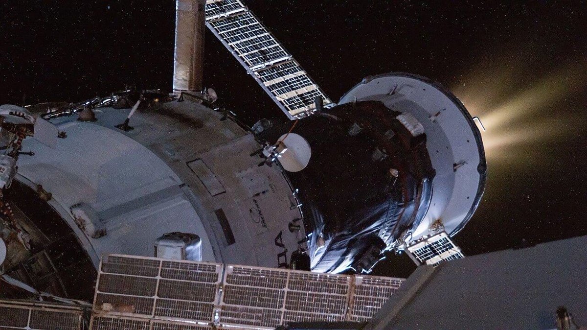 RevesdEspace's tweet image. 🛰️ En prévision de l&apos;arrivée du cargo de ravitaillement #ProgressMS32, le Progress MS-30 s&apos;est désamarré de l&apos;ISS mardi à 15h45 UTC et s&apos;est désintégré dans l&apos;atmosphère