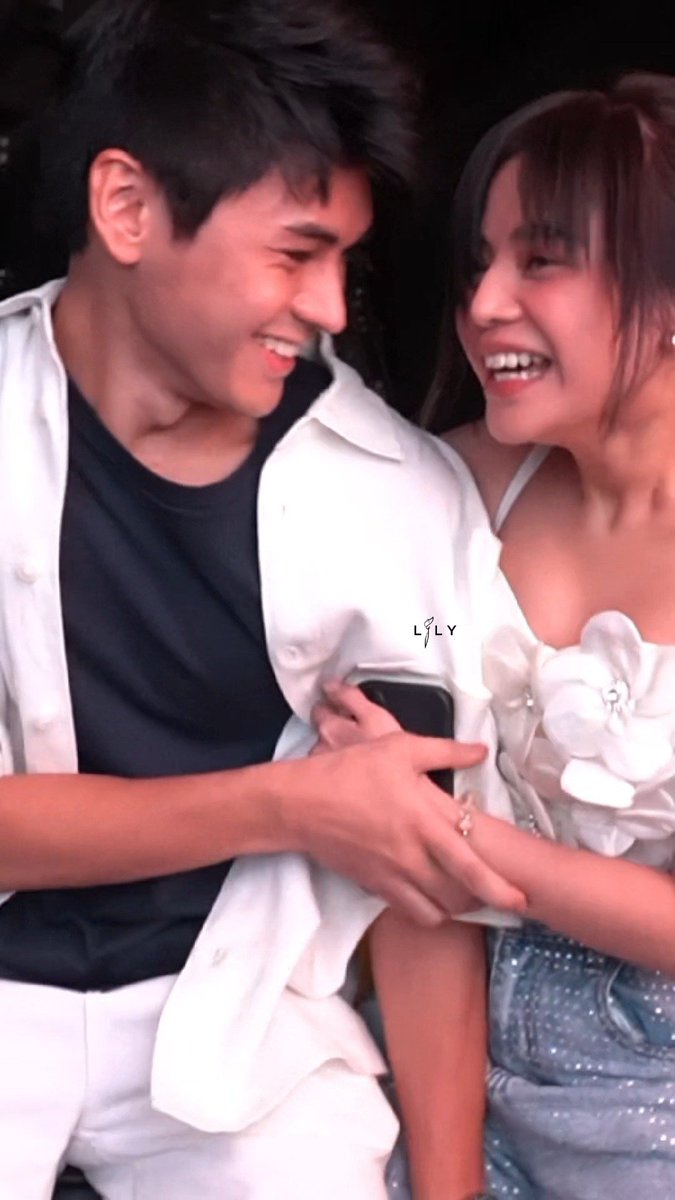 lilymusicph's tweet photo. Sa mga nakanood ng MV kagabi, drop your reactions below 💛 

DUSTBIA KINAKABAHAN PREMIERE
(Photo screenshot from DustBia reaction vid) 😉 https://t.co/3rJZwUPNps