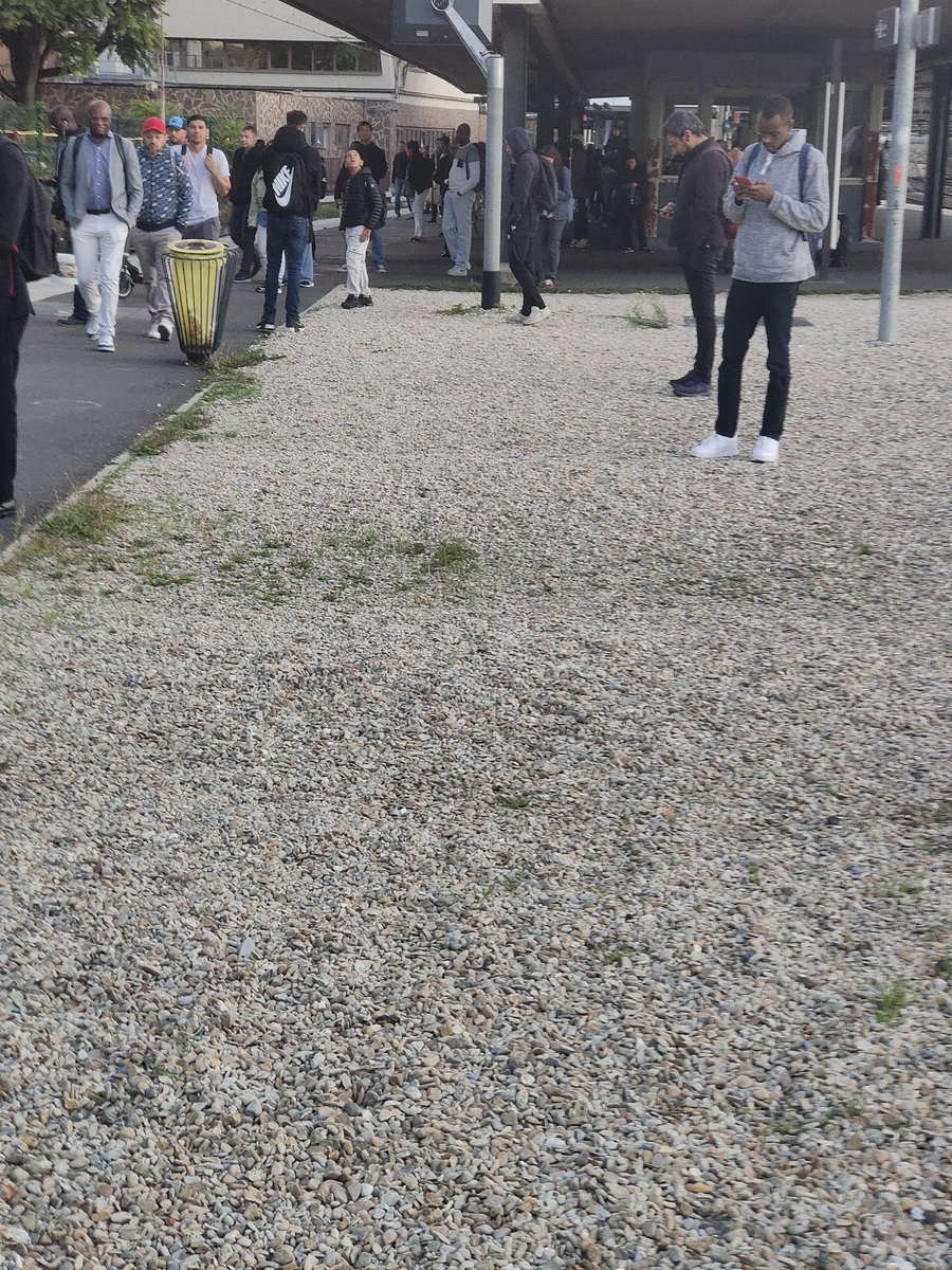 Ce que je vois ce matin tôt, c'est la France des personnes qui travaillent ! Et heureusement !!