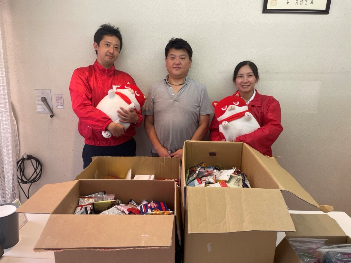マルハン鈴鹿店が店内にお菓子の寄付BOXを設置し、お客様から頂いたお菓子を「鈴鹿市社会福祉協議会」様へおお届けしました。
今回お届けしたお菓子は、鈴鹿市内で活動されている子ども食堂や困窮されている方々へのご支援として、活用して下さるとの事でした。