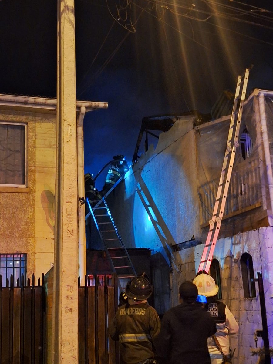 Unidades BR1 J1 Z5 J5 BR8 B10 B11 Trabajaron en incendio de vivienda con peligro de propagación. Sector la cantera #Coquimbo al mando de la institución Segundo comandante Srta Loreto De La Puente. Via <a href="/comandancia_CBC/">Comandancia Bomberos Coquimbo ⭐️⭐️⭐️</a>