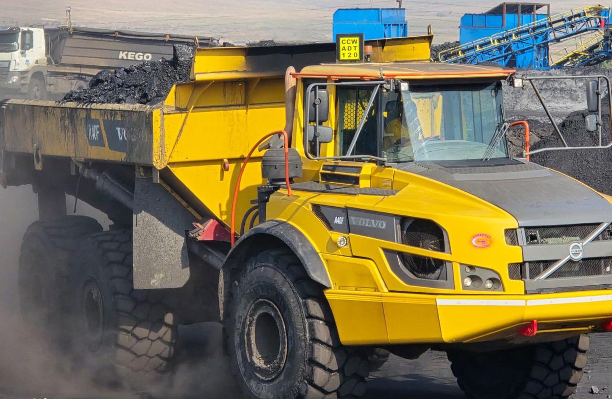 MokweleMmaphuti's tweet photo. Good morning ,we have the following machines available for hire 

1. 8 X A40 F ADts @ R900 per hour 
2. 1 X 18000L ADt water truck @ R650 per hour 
3. 4X 75 tons excavators @R1500 per hour
4. 4 X B40d  ADts @ R900 per hour 
5. Cat 966 loader @ R650 per hour .

☎️ 082 363 5091/drop a wattsupp on that number .