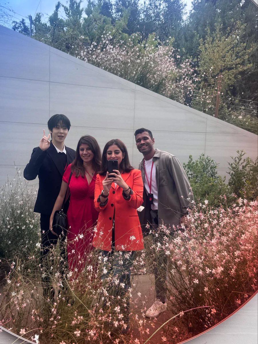1024updates's tweet photo. [📷] Yunho with Navya Nanda

#ATEEZ #YUNHO #AppleEvent https://t.co/9xUHa2sBT8